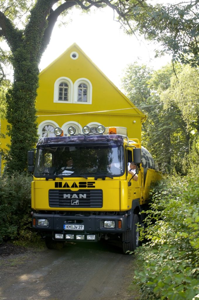 Haase-Erdtanks werden mit unserem Spezialfahrzeug angeliefert.