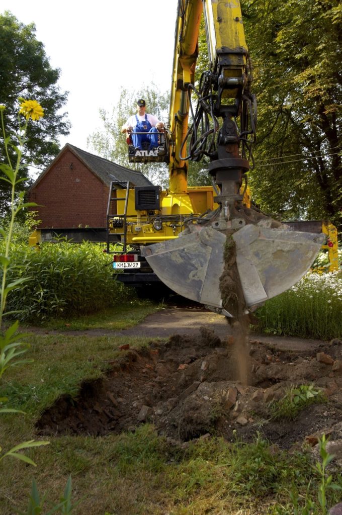 Fachleute heben die Grube für den Tank aus. Innerhalb weniger Stunden ist das erledigt.