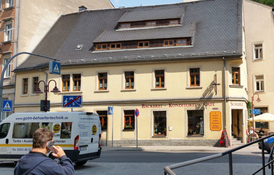 Die traditionsreiche Bäckerei Schurz befindet sich im Zentrum von Bad Schandau in der Schächischen Schweiz. Diese Bäckerei ist nun auch mit einem Wärmespeicher für eine bessere Abwärmenutzung ausgestattet.