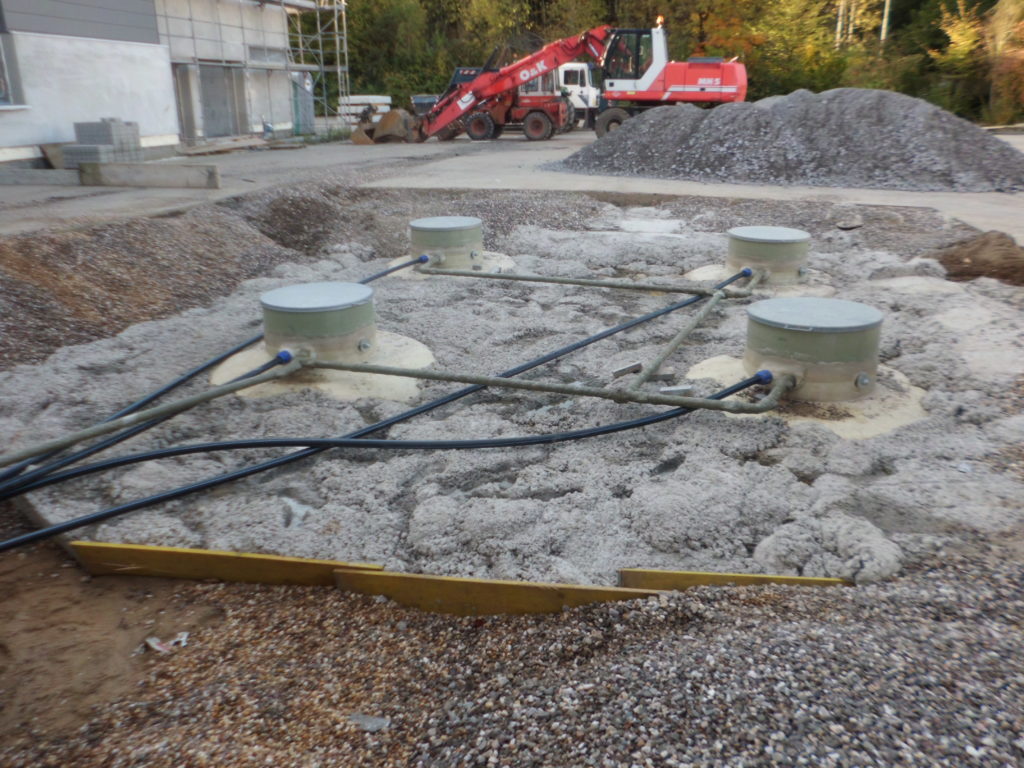 Die vier Erdtanks wurden mit einer Auftriebssicherung aus Beton versehen.