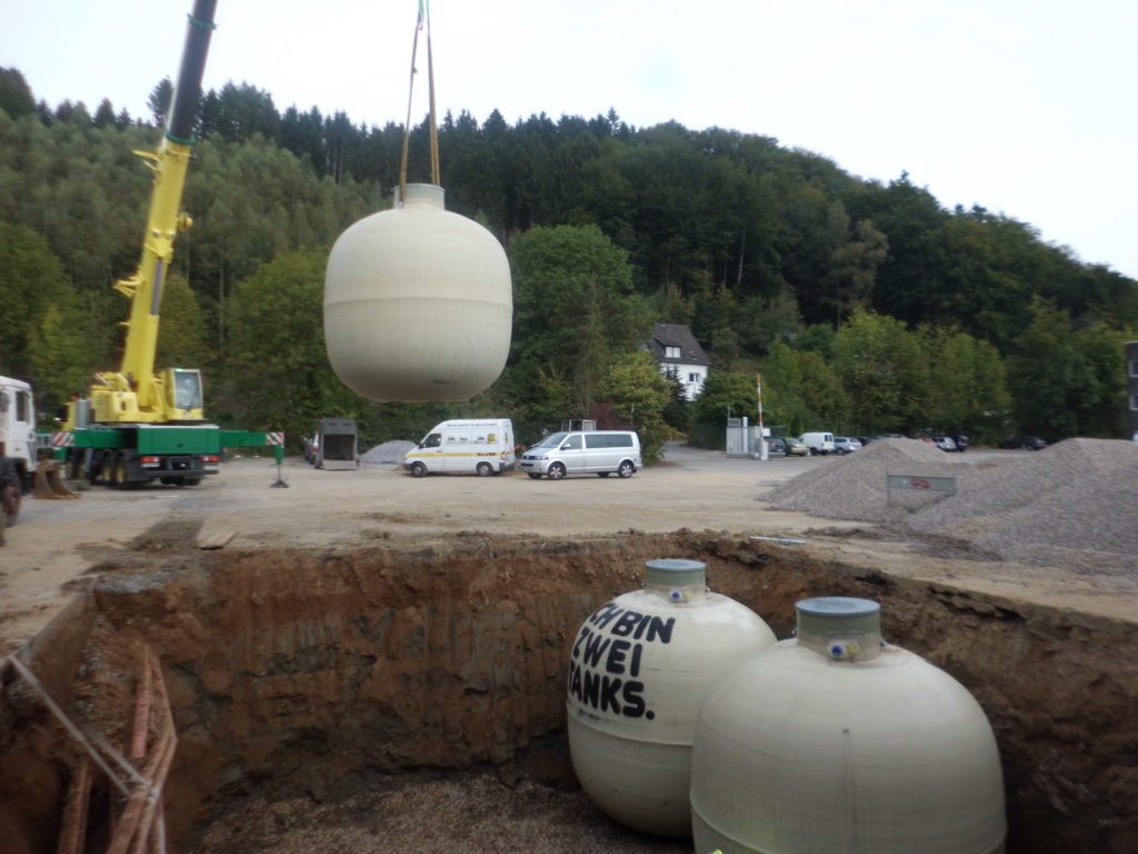 Nach fertigstellen der Grube können die Erdtanks eingesetzt werden.