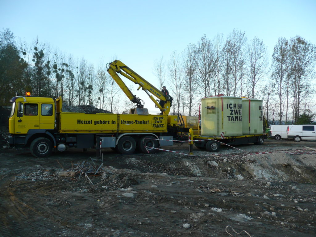 Die beiden Speicher werden direkt mit dem firmeneigenen LKW angeliefert.