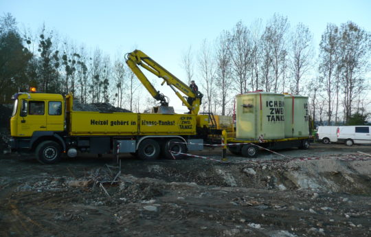 Die beiden Speicher werden direkt mit dem firmeneigenen LKW angeliefert.