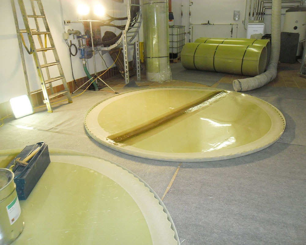 Die Böden der Tanks sind fertig montiert, im nächsten Schritt werden die Behälterwände aufegstellt.