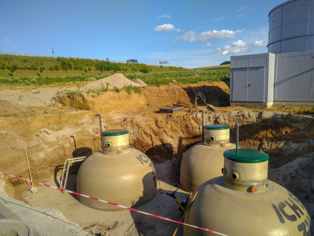 Der Einbau der Kugeltanks ist auch bei hohem Grundwasserstand, in Lehmböden oder Überschwemmungsgebieten ohne Unterbau möglich, eine Auftriebssicherung kann sehr preisgünstig realisiert werden.