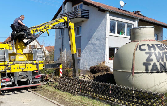 Das Einbaufahrzeug von Haase liefert nicht nur den Tank an, sondern kann auch die Grube ausheben.