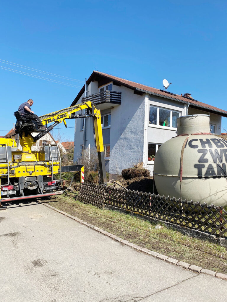 Das Einbaufahrzeug von Haase liefert nicht nur den Tank an, sondern kann auch die Grube ausheben.