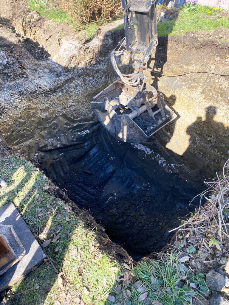 Auch bei schwierigen Platzverhältnissen, wie hier in einem Vorgarten, kann die Grube für den Tank vorbereitet werden.