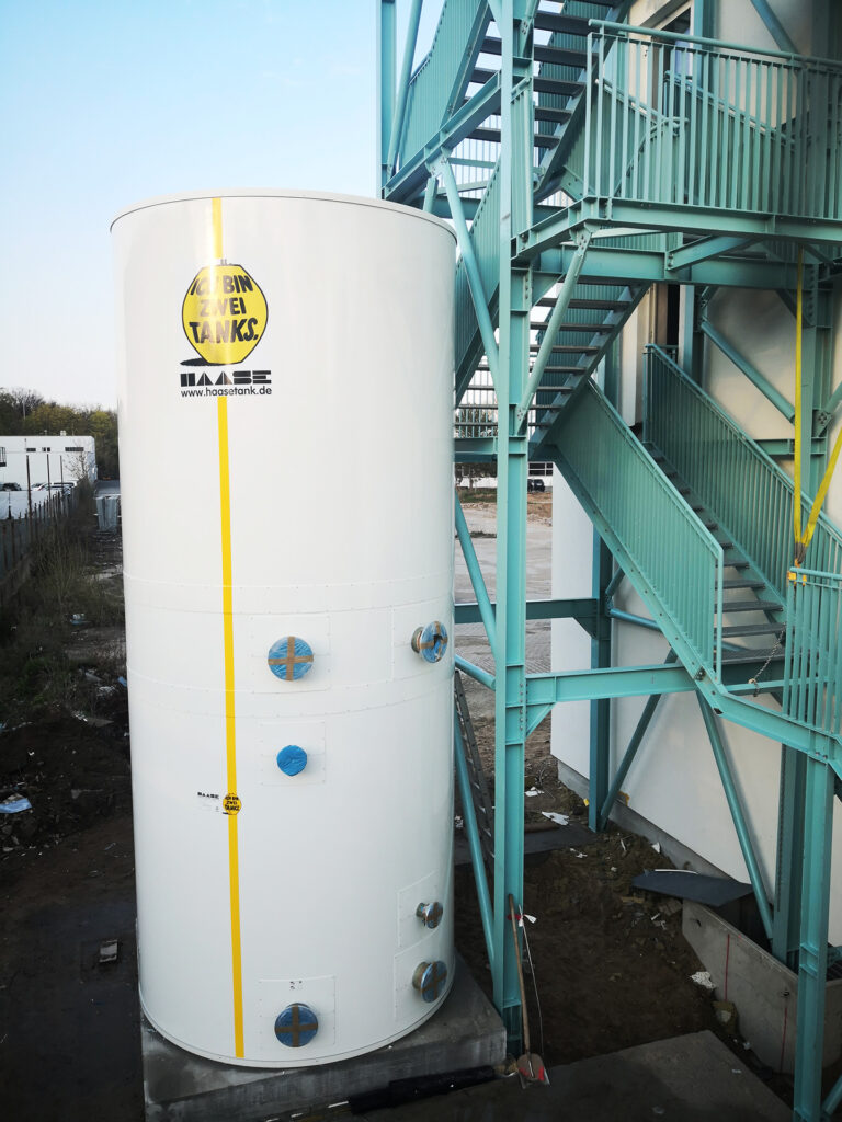 Das Volumen des Speichers zur Abwärmenutzung beträgt 30.500 Liter, er ist 7,25 m hoch bei einem Außendurchmesser von 3,00 m.