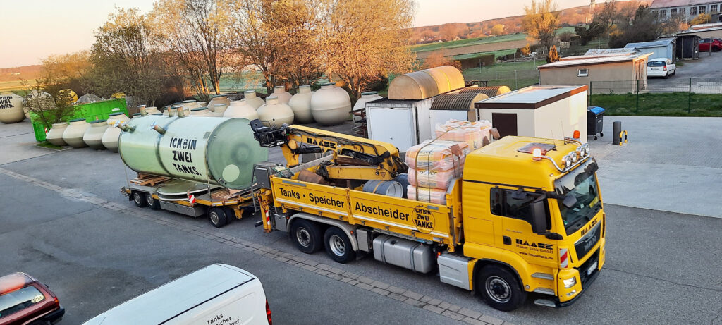 Der Behälter wurde mit mehreren Flanschanschlüssen ausgestattet und liegend auf die Baustelle transportiert.