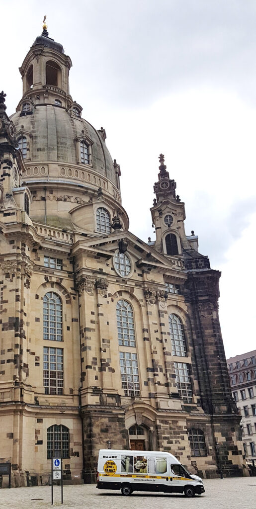 Das Restaurant befindet sich direkt am Neumarkt gegenüber der Frauenkirche.