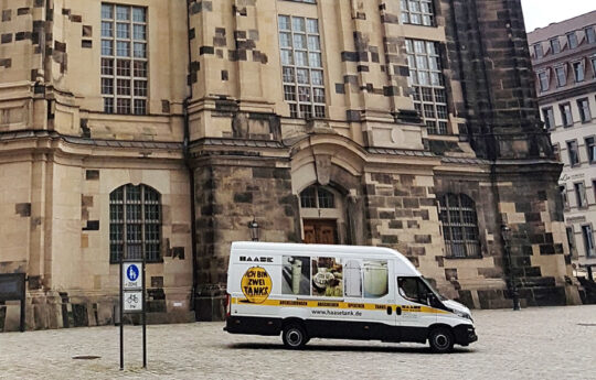 Das Restaurant befindet sich direkt am Neumarkt gegenüber der Frauenkirche.