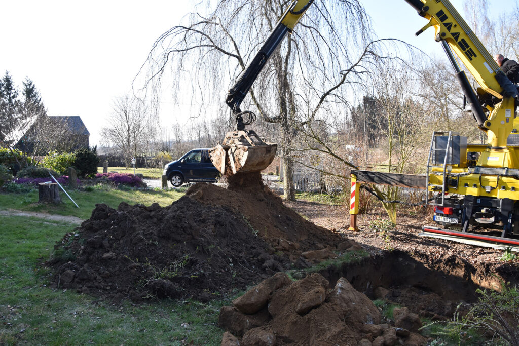 Unsere erfahrenen Fachleute bringen den Tank mit und heben die Baugrube aus.