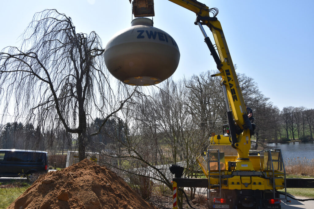 Der Tank wird in den gewachsenen Boden gesetzt, eine zusätzliche Bettung ist in der Regel nicht erforderlich.