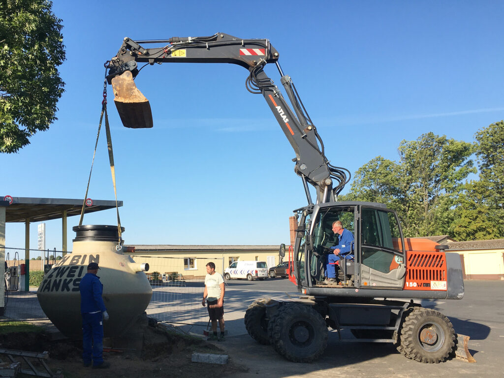 Dank des geringen Gewichts von 1.500 kg ist das Versetzen mit einem Bagger möglich