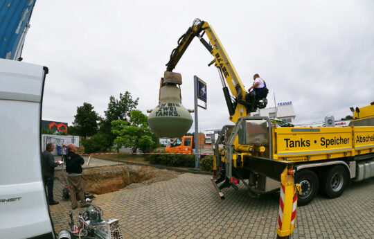 Der Leichtflüssigkeitsabscheider wurde von Haase geliefert und direkt in die vorbereitete Baugrube eingesetzt.