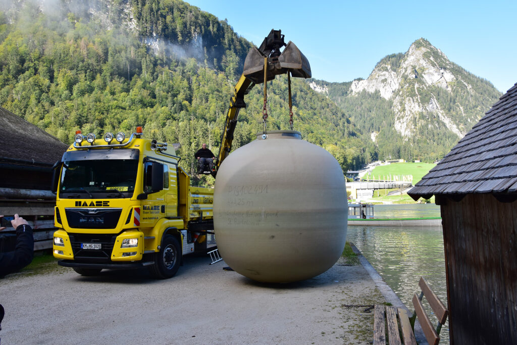 An der Anlegestelle wurde der Tank vom Haase-Einbaufahrzeug auf das Schiff geladen.