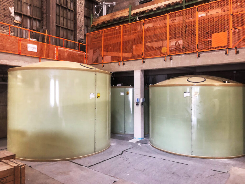 Die Tanks mit einem Füllvolumen von 81 m³ sind anschlussfertig montiert, gefüllt stehen sie für die Paierfabrik jetzt als Notfallreserve bereit.