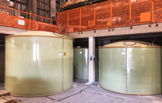 Die Tanks mit einem Füllvolumen von 81 m³ sind anschlussfertig montiert, gefüllt stehen sie für die Papierfabrik jetzt als Notfallreserve bereit.