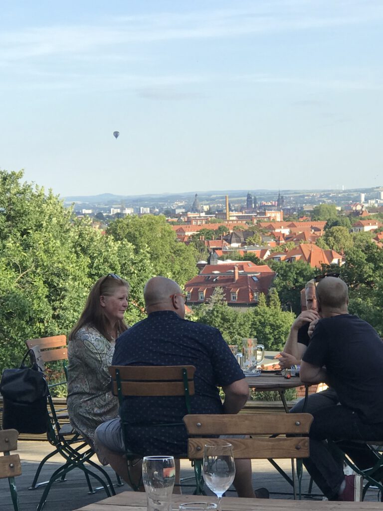 Nach getaner „Arbeit“  trafen wir uns alle zum gemütlichen Teil – bei einem atemberaubenden Blick von der Dachterrasse direkt auf Dresden…