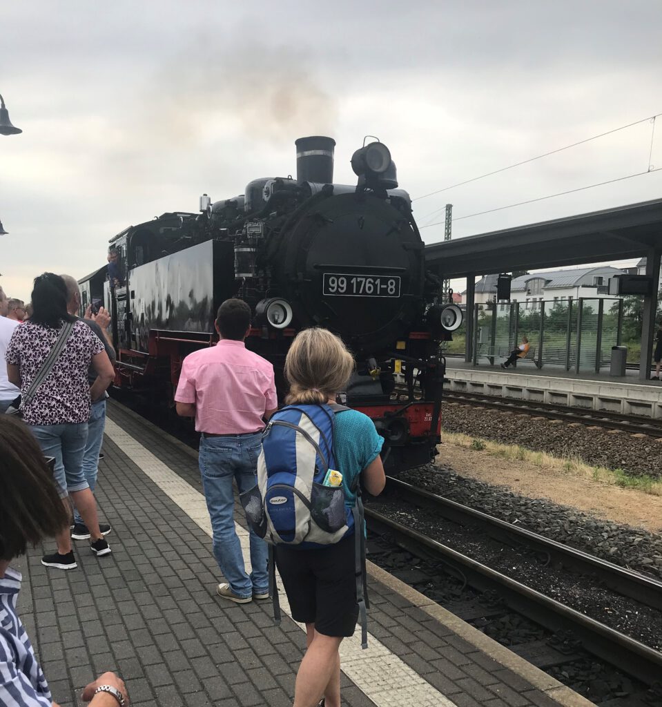 Am nächsten Morgen – nein nix mit ausschlafen, pünktlich Viertel nach 8, traten wir unseren traditionellen Ausflug an. 
1. Ziel:  Lößnitzgrundbahn – Baujahr 1933 – ganz schön gut gehalten die alte Dame …