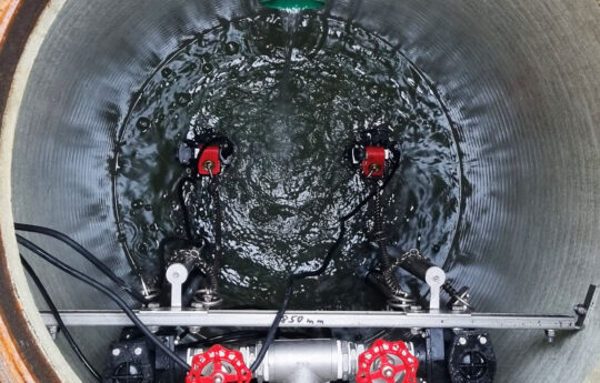 Pumpstation aus GFK mit zwei US 103 D Schmutzwasserpumpen und einer Tauchsonde HTS 04 als Niveaugeber