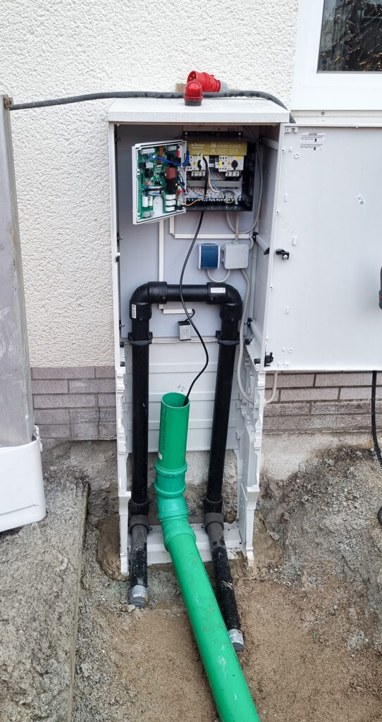 Die Außenschaltsäule enthält die Steuerung und die Rückstauschleife.