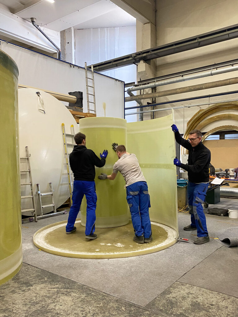 Bei der Montage in Teleskoptechnologie wird zuerst der obere Teil des Tanks errichtet.