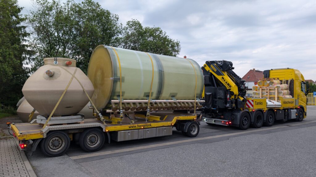 Der Innentank wurde liegend von unserem Spezialfahrzeug zur Baustelle transportiert.