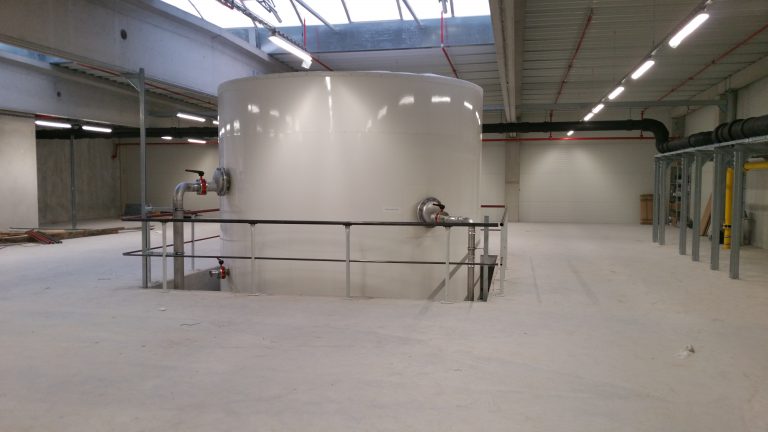 The Haase hot water tank has a volume of 79,000 liters.