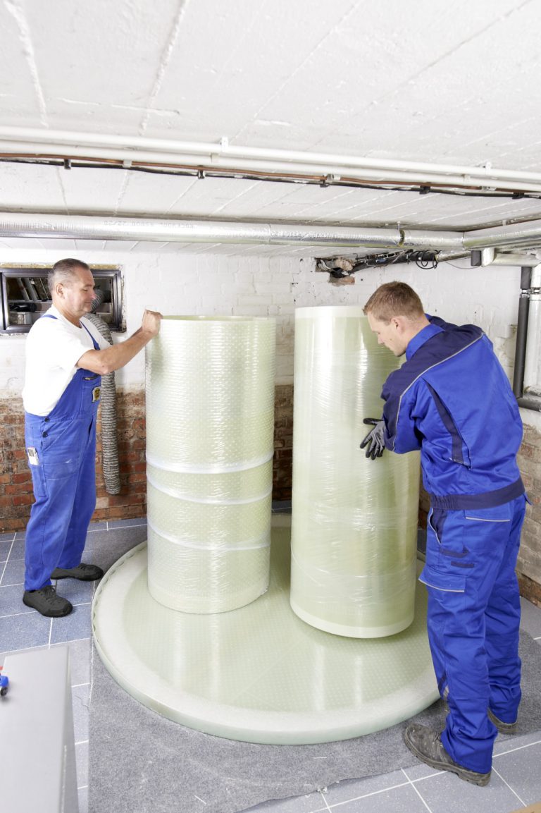 The individual parts of the Haase basement tank are assembled in the basement.