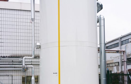 With an outside diameter of 3.00 m and a height of 6.30 m, the Haase buffer hot water tank has a volume of 28,150 liters.