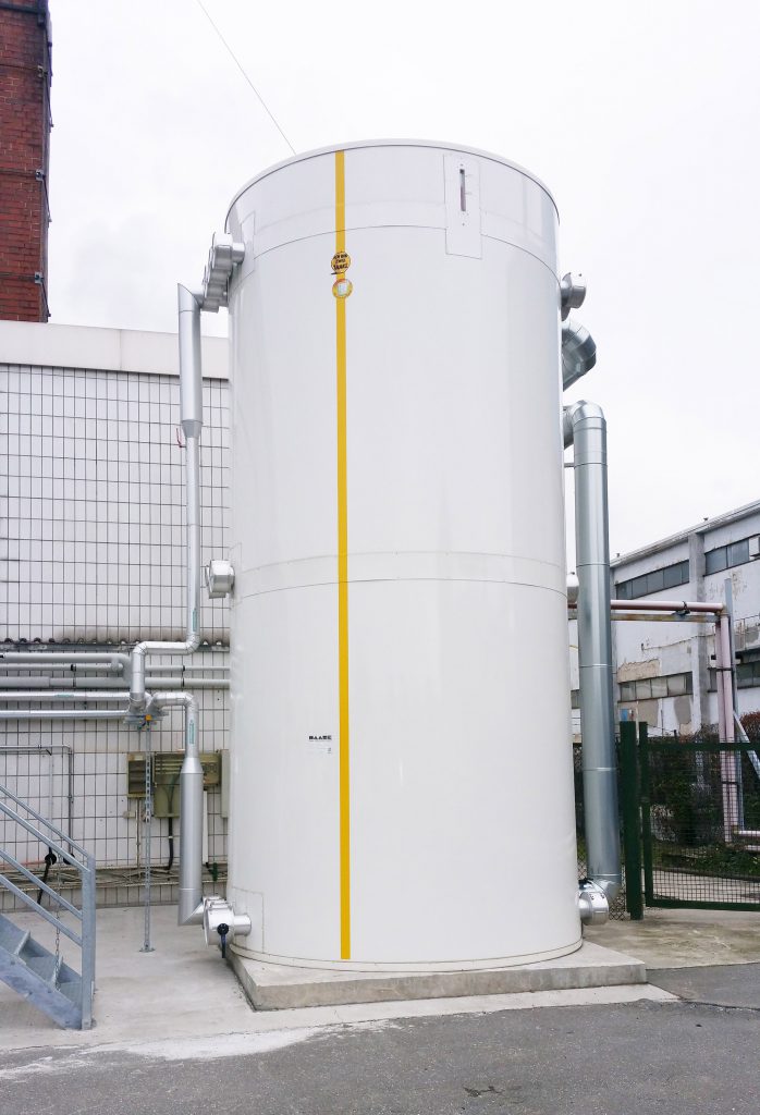 With an outside diameter of 3.00 m and a height of 6.30 m, the Haase buffer hot water tank has a volume of 28,150 liters.