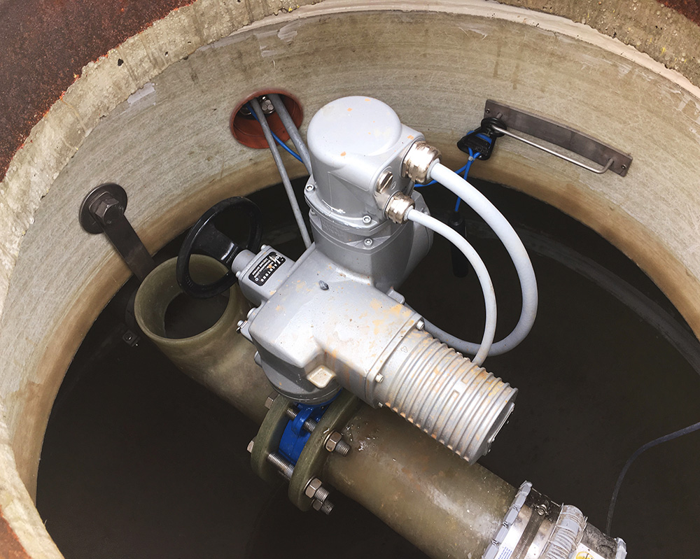 Installed safety collecting tank with butterfly valve and swivel drive.