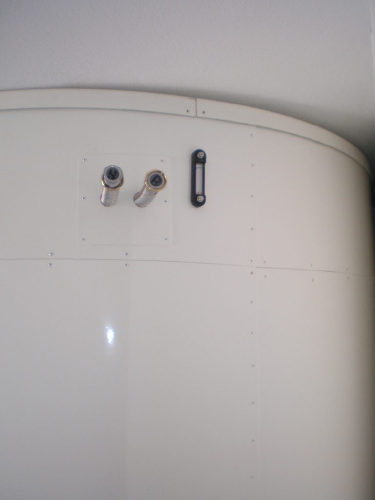 The buffer hot water tank from Haase can be practically built up to the ceiling thanks to the on-site installation.
