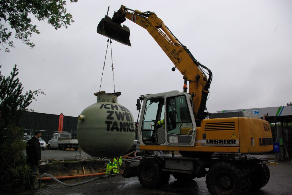 The oil separator was equipped with a sludge trap.