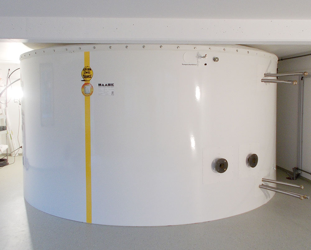 With a diameter of 4.40 m and a height of 2.15 m, the T 440-217 hot water tank fits perfectly into the installation room.