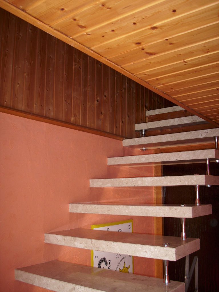 Access to bring the individual parts of the hot water tank to the attic was only possible via a narrow staircase.