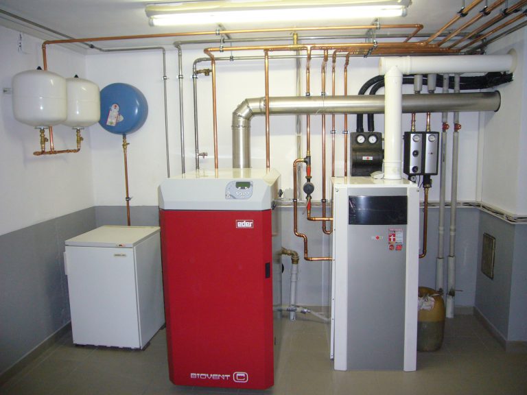 In this system, an oil condensing boiler, a solid fuel boiler and a solar system were efficiently linked.