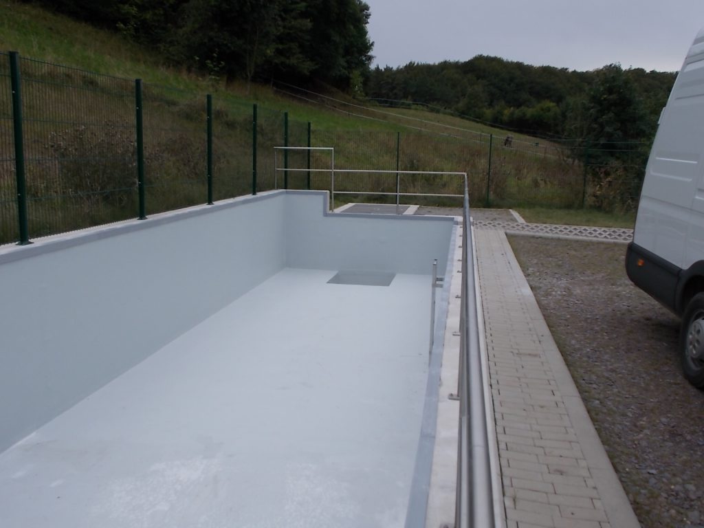 A protective coating was applied to the GRP laminate. The GRP lining for the rainwater retention basin has a surface area of 186 m².