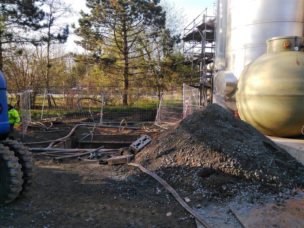 The underground storage tank Poly 101 SV C3 tank was delivered ready for connection.